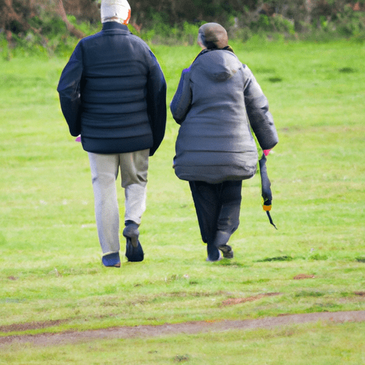 זוג מבוגר נהנה מטיול בחוץ, המייצג בריאות קוגניטיבית